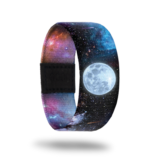 Outside design for Love You To The Moon. A dark starry sky with an illustrated moon at the center and two sitting dogs on the ends of the design near the stitching 